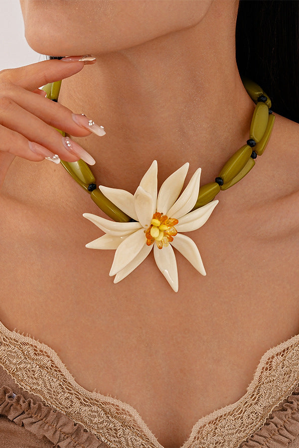 Fashionable Bamboo Crystal Flower Necklace and Earrings