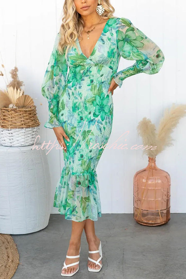 Garden Gathering Floral Smocked Waist Midi Dress Green / XL (14) Garden Gathering Floral Smocked Waist Midi Dress Green / XL (14)
